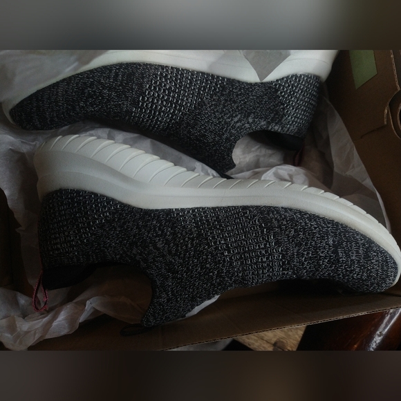 SIZE 7.5: Sketchers Memory Foam: Super Light Weight Fabric Sneaker COMFYYYYY - Picture 6 of 7